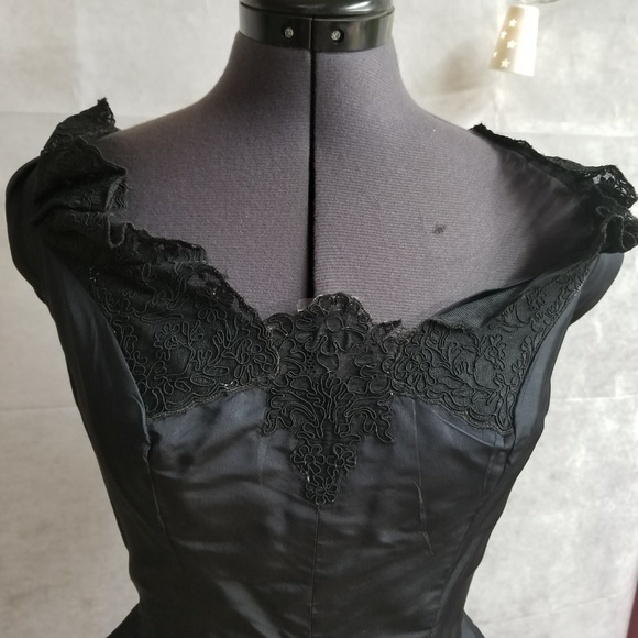 Dramatic, vintage black dress with roses - Picture 4 of 5